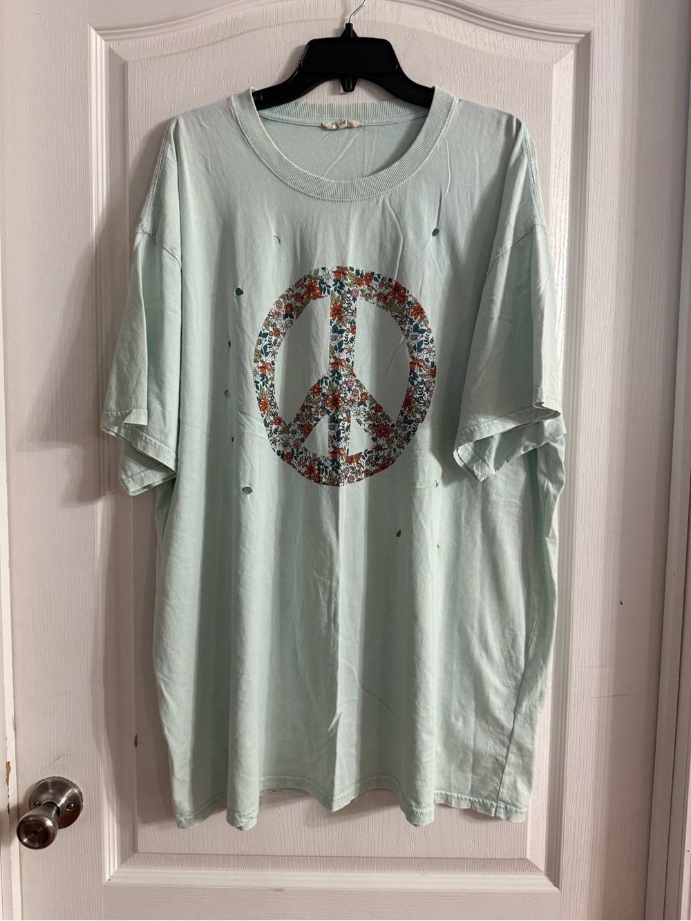 Easel Women’s Oversized Distressed Peace Sign Shirt Sz M. AG-251